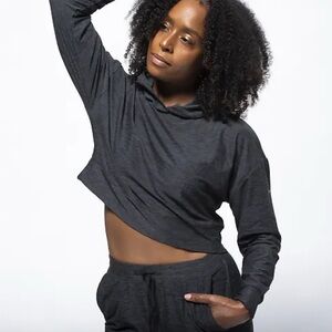 Fox & Robin Women’s Athletic Athleisure Hoodie Long Sleeve Gray Crop Sz M EUC